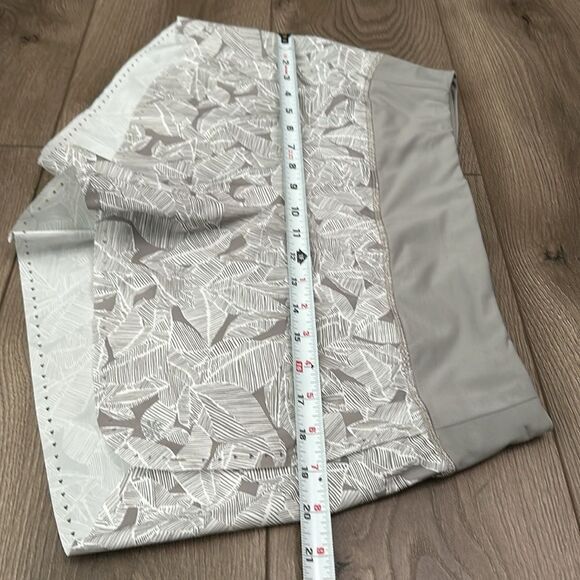 Athleta 3" Laser Run Short Taupe Banana Leaf Print Medium Rise Gray Size Medium - Picture 8 of 12